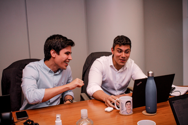 JGrupo de jovens sentados em uma mesa