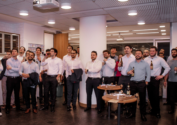 Grupo de amigos em Happy Hour no escritório