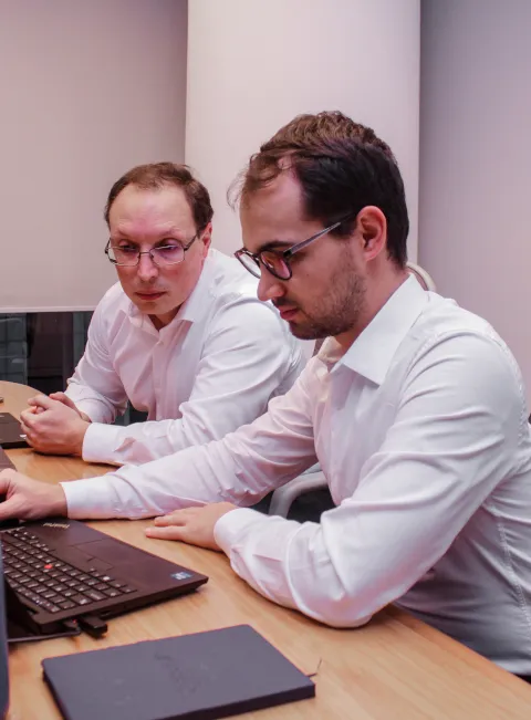 Dois homens olhando para um notebook