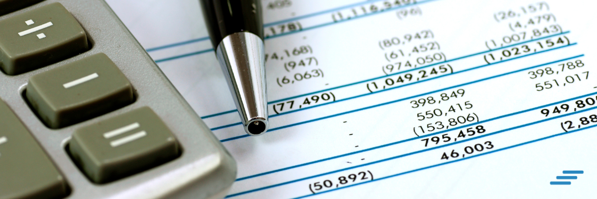 Imagem conceitual de engrenagens e gráficos financeiros, representando a disciplina de custos e a estratégia empresarial