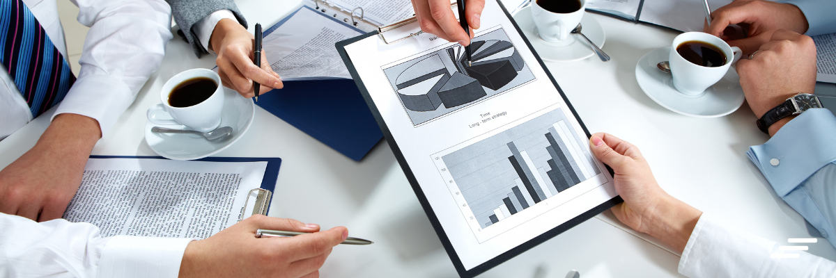 Empresário analisando gráficos e planejando o futuro, representando o planejamento estratégico para 2026 com Orçamento Base Zero